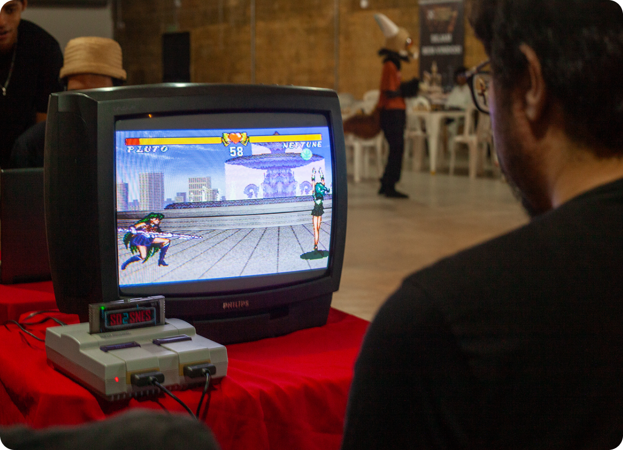 Partida de jogo de luta em uma TV durante um encontro R-DASH